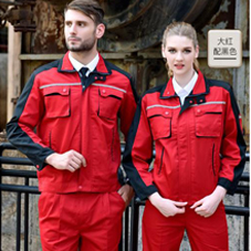 供电故障抢修人员，高温下汗水湿透了工作服