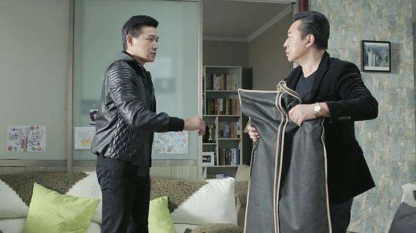 蔡成功送侯亮平定制西装