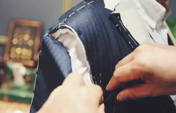 西服定制量体裁衣